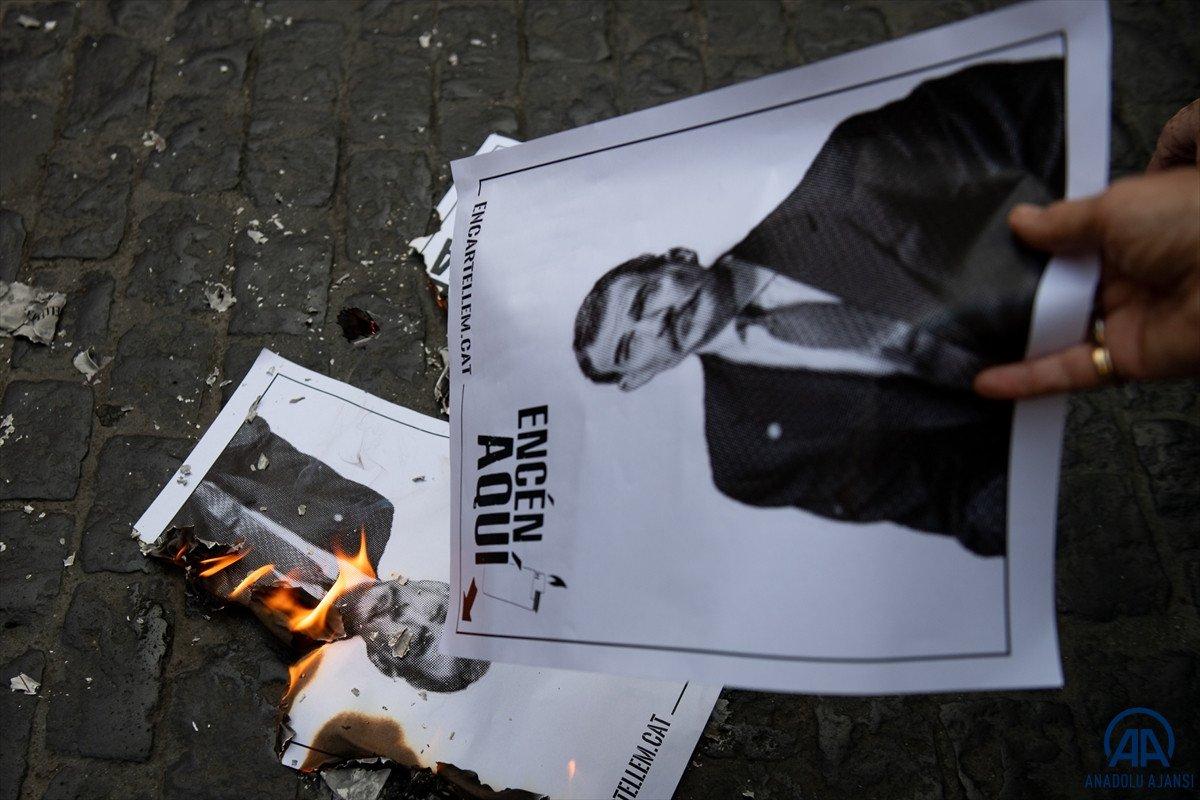 Katalonya'da bağımsızlık yanlıları İspanya Kralı'nın fotoğraflarını yaktı