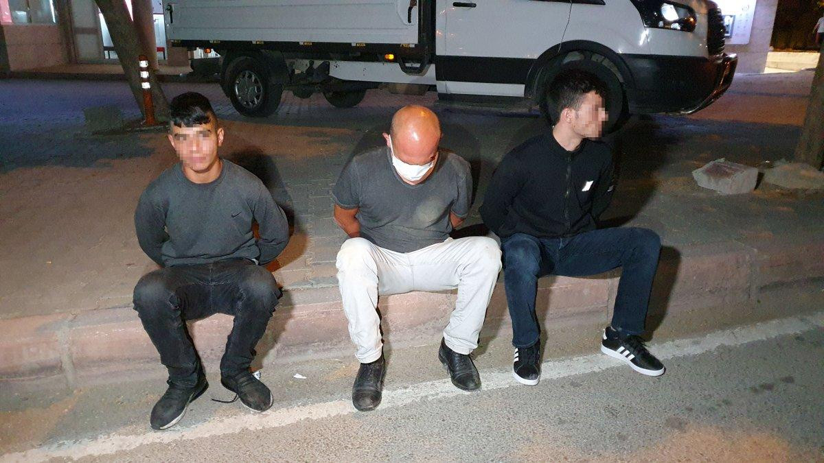 Adana'da plakasını gizledikleri araçla kaçarken kaza yapınca yakalandılar