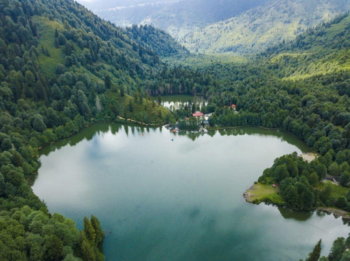 Borçka Karagöl Tabiat Parkı'na ziyaretçi akını