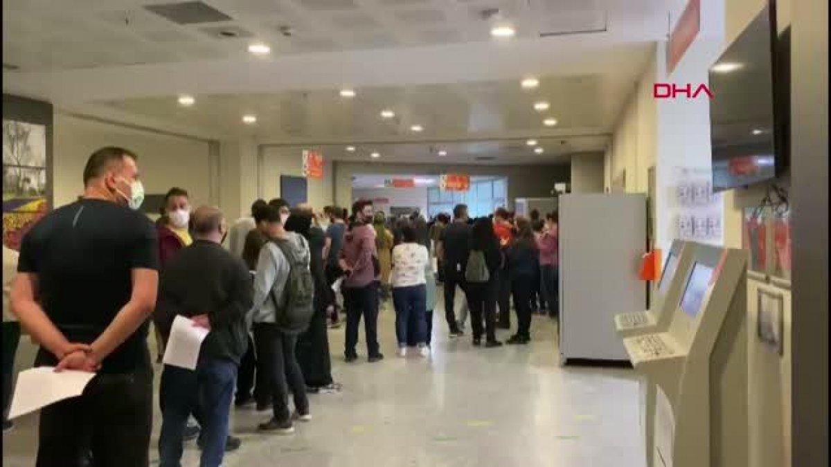 İstanbul'da aşı için uzun kuyruklar oluştu