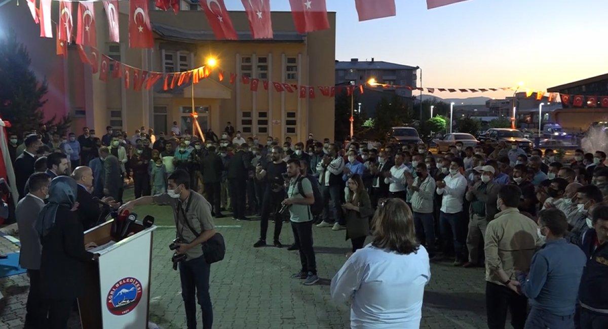 Ağrı Belediyesi önünde işçiler bayram sevinci yaşadı