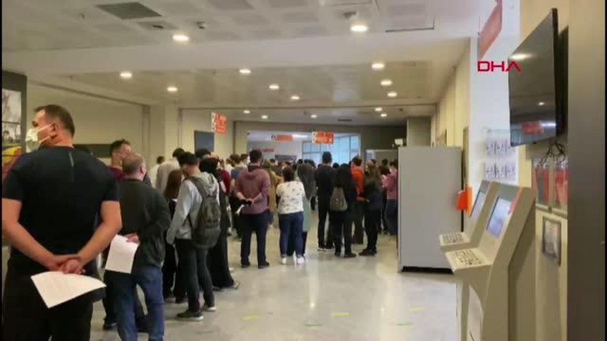 İstanbul'da aşı için uzun kuyruklar oluştu