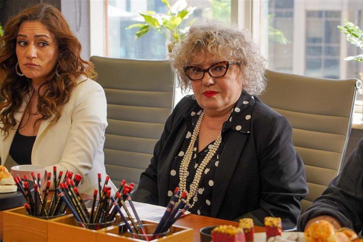 Ayşenil Şamlıoğlu ayağını kırdı