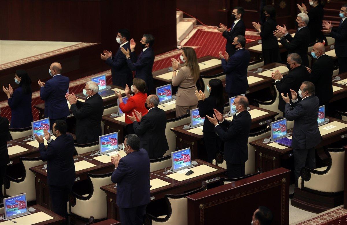 Cumhurbaşkanı Erdoğan'ın okuduğu şiiri Azerbaycan milletvekilleri ayakta alkışladı