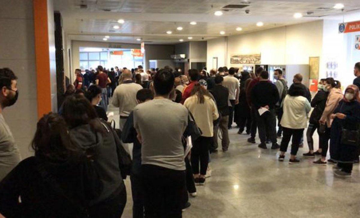 İstanbul'da iş çıkışı hastanelerde aşı yoğunluğu