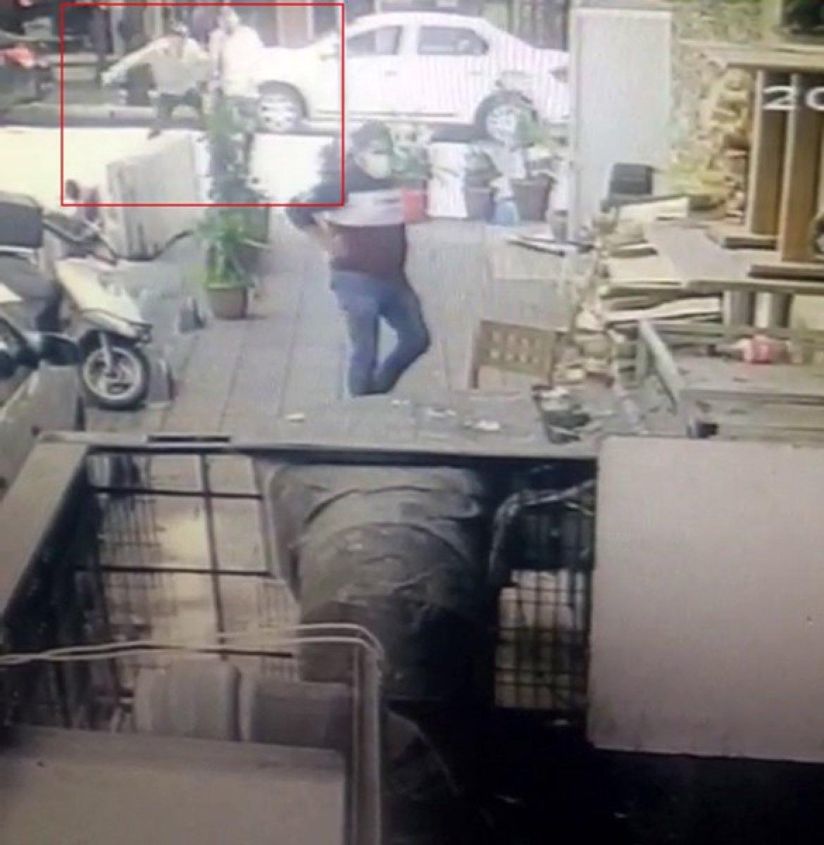 Avcılar'da çay içtikten sonra yanındaki adamı bıçakladı