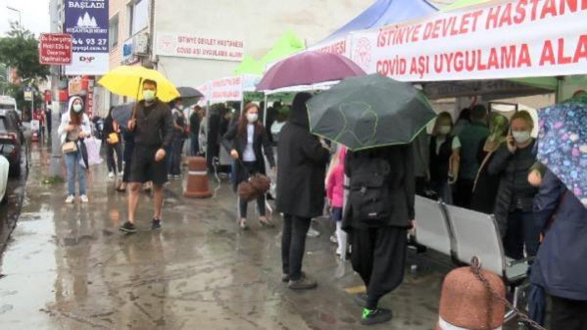İstanbul'da aşı için uzun kuyruklar oluştu