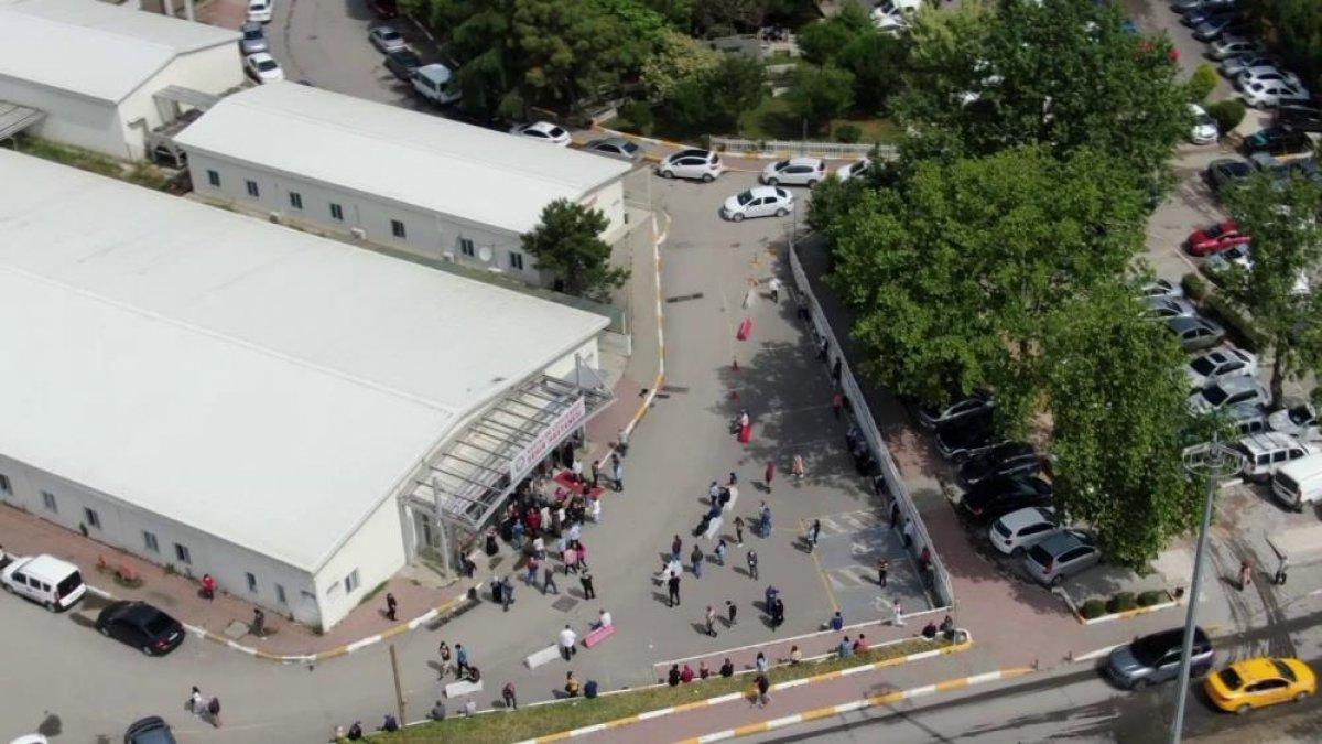 İstanbul'da aşı için uzun kuyruklar oluştu