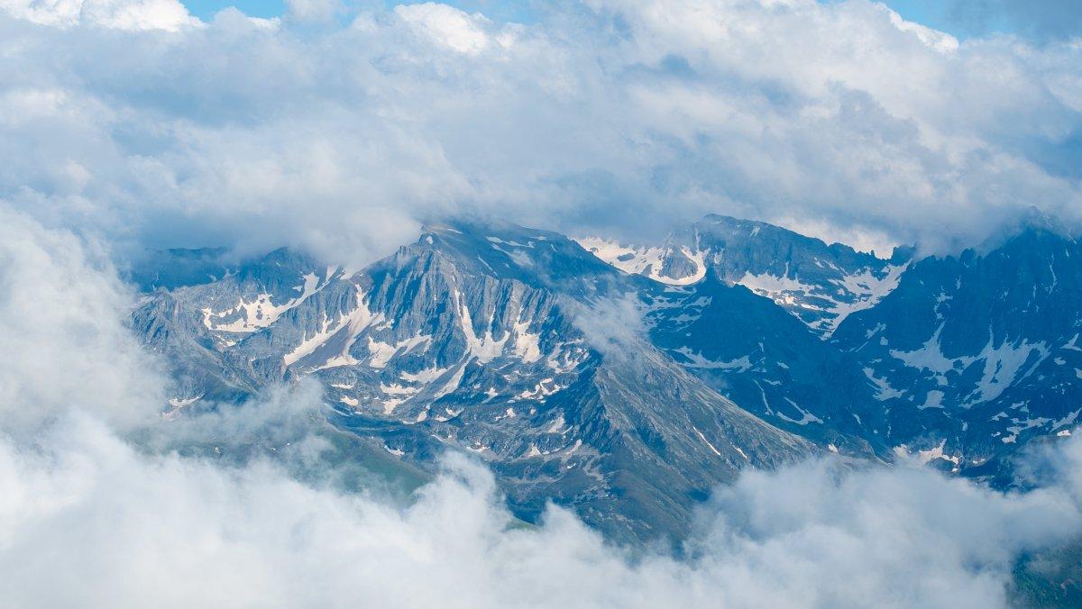 Bulutların üzerindeki Huser Yaylası'nın büyüleyen güzelliği