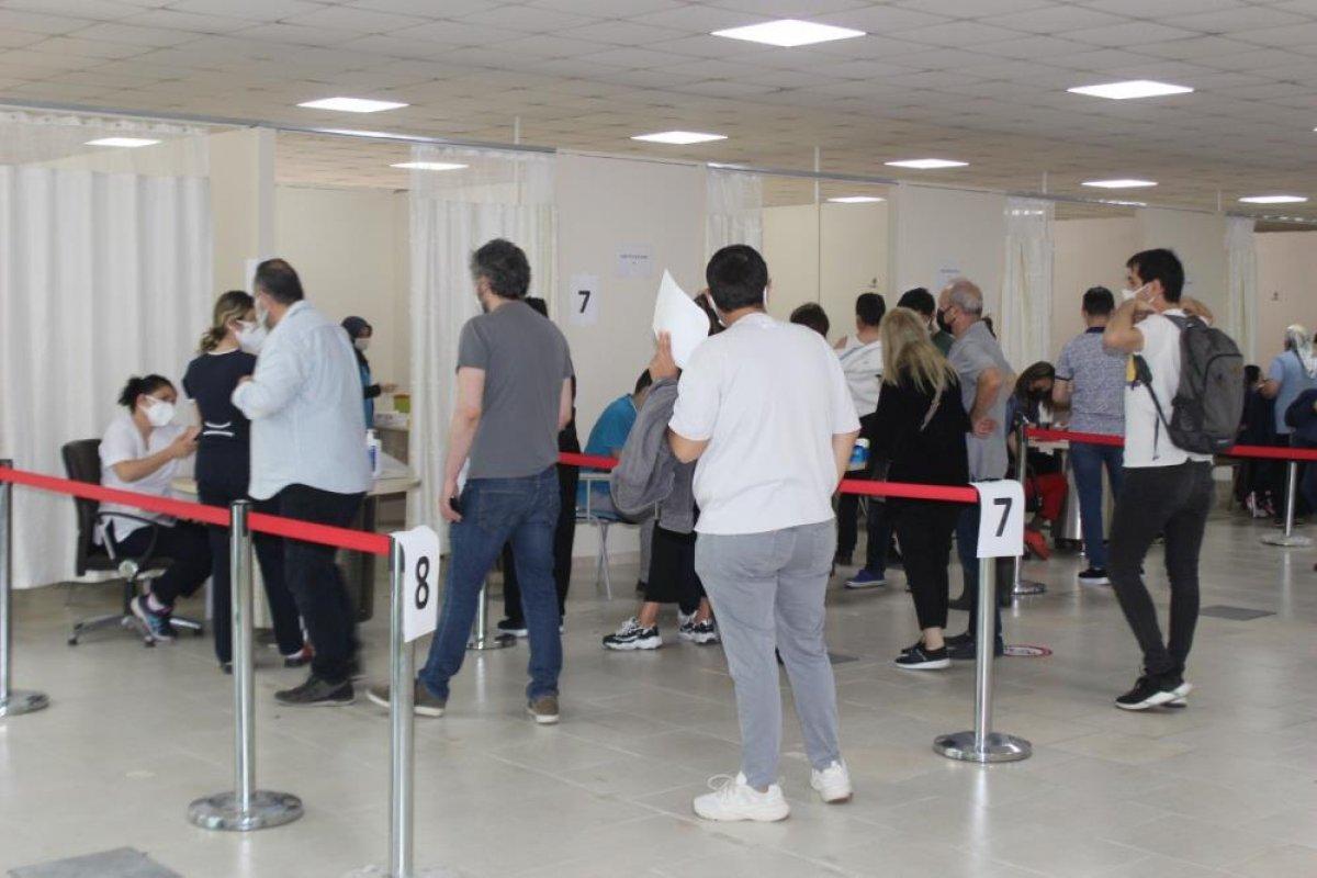 İstanbul'da aşı için uzun kuyruklar oluştu