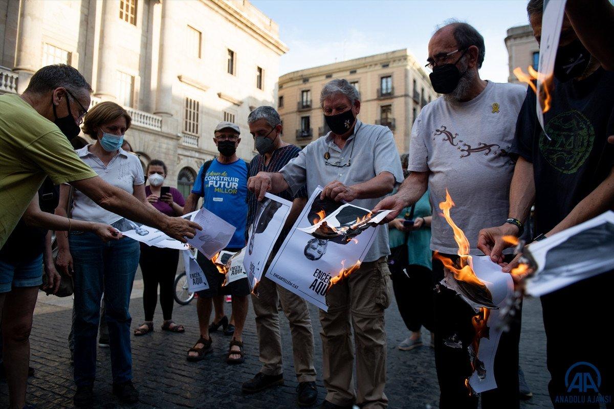 Katalonya'da bağımsızlık yanlıları İspanya Kralı'nın fotoğraflarını yaktı