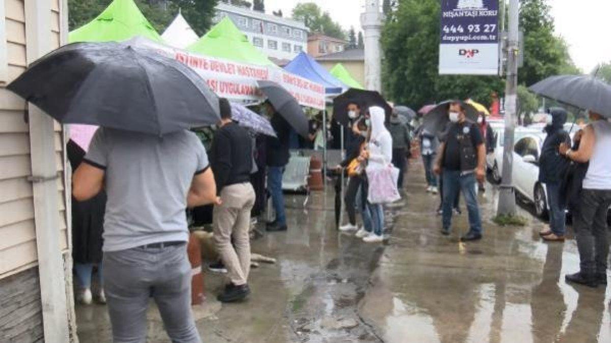 İstanbul'da aşı için uzun kuyruklar oluştu