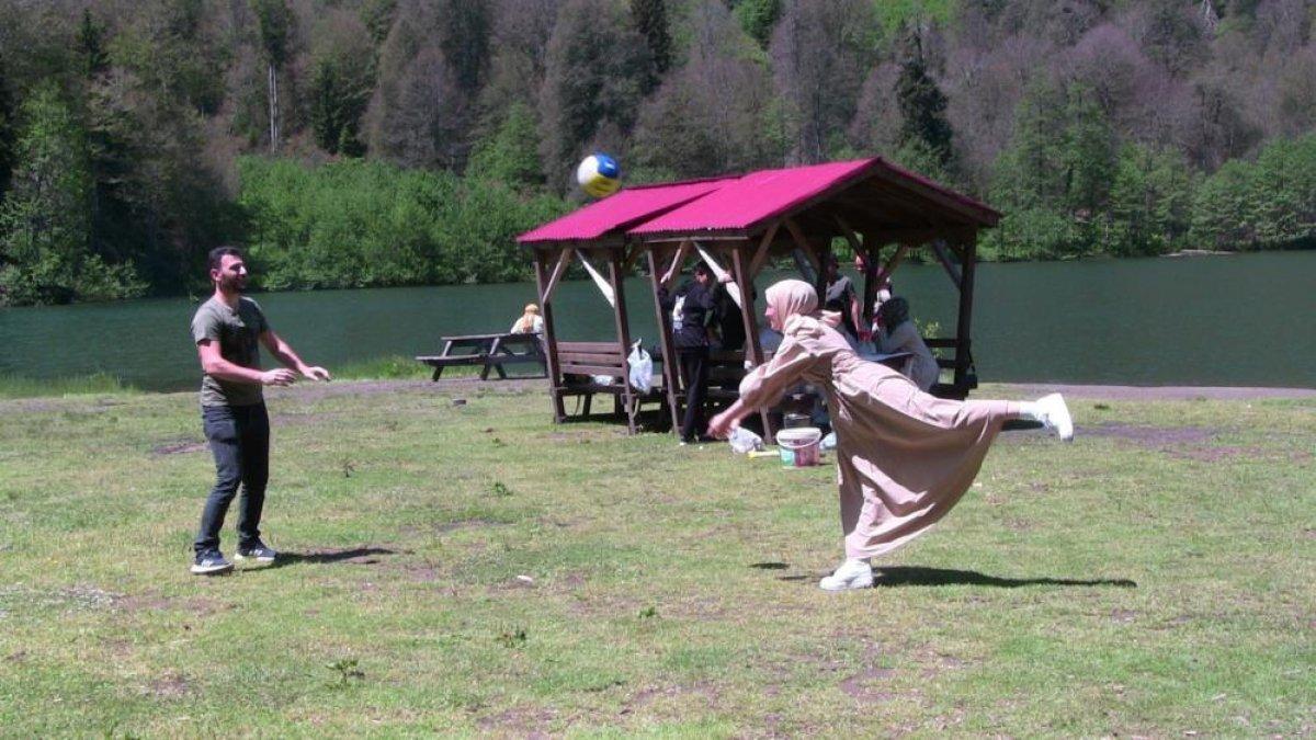 Borçka Karagöl Tabiat Parkı'na ziyaretçi akını