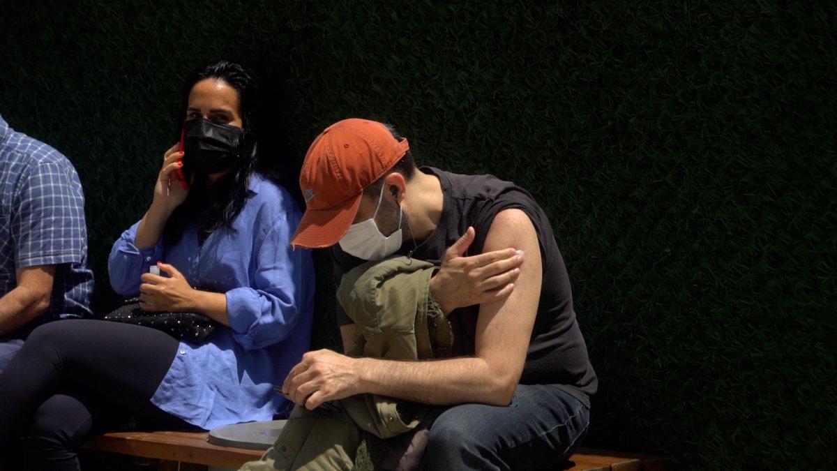 Kadıköy’de aşı olmak için bekleyen vatandaşlar uzun kuyruklar oluşturdu