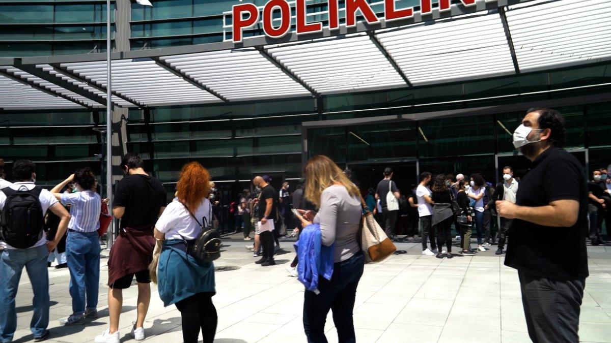 Kadıköy’de aşı olmak için bekleyen vatandaşlar uzun kuyruklar oluşturdu