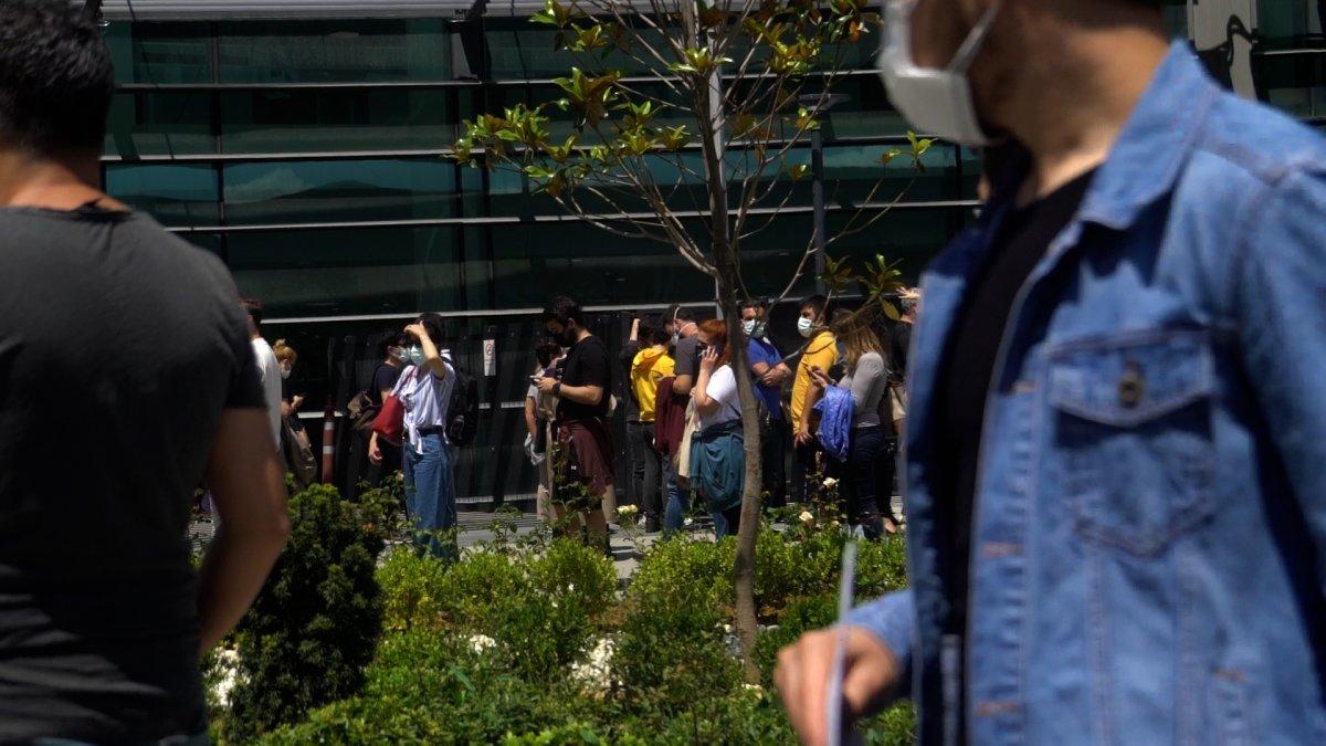 Kadıköy’de aşı olmak için bekleyen vatandaşlar uzun kuyruklar oluşturdu