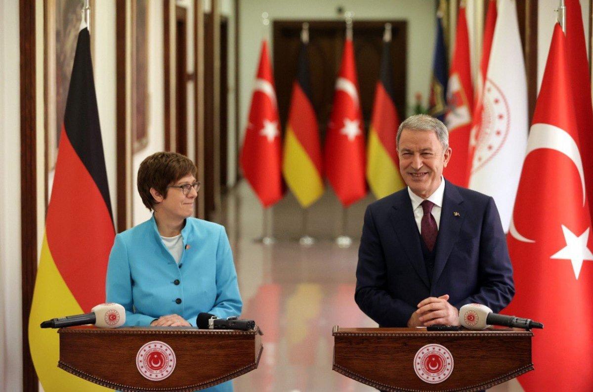 Hulusi Akar, Almanya Savunma Bakanı ile görüştü