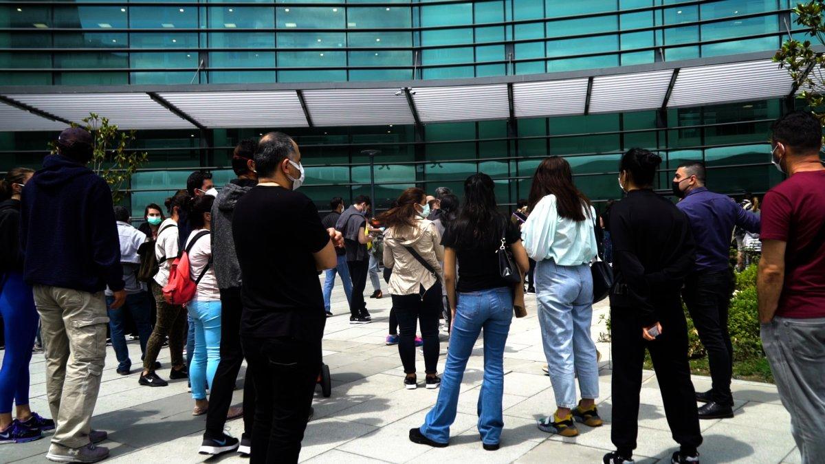 Kadıköy’de aşı olmak için bekleyen vatandaşlar uzun kuyruklar oluşturdu