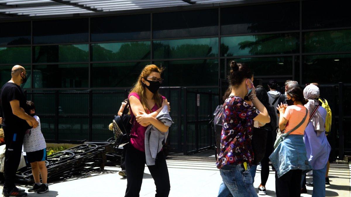 Kadıköy’de aşı olmak için bekleyen vatandaşlar uzun kuyruklar oluşturdu