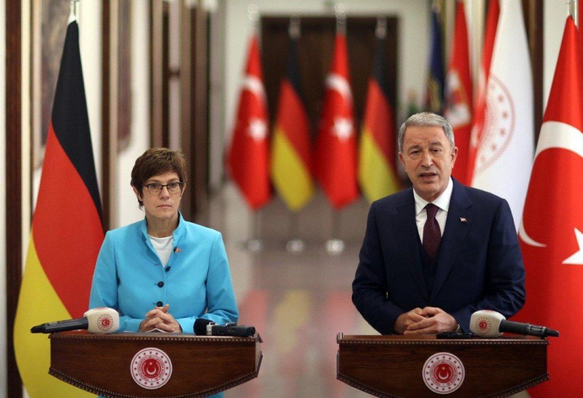 Hulusi Akar, Almanya Savunma Bakanı ile görüştü