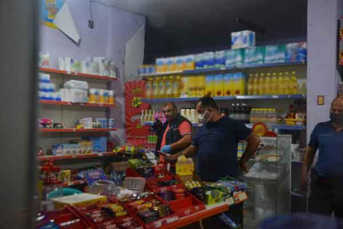 Adana'da bakkal, yüzü maskeli biri tarafından silahlı saldırıya uğradı