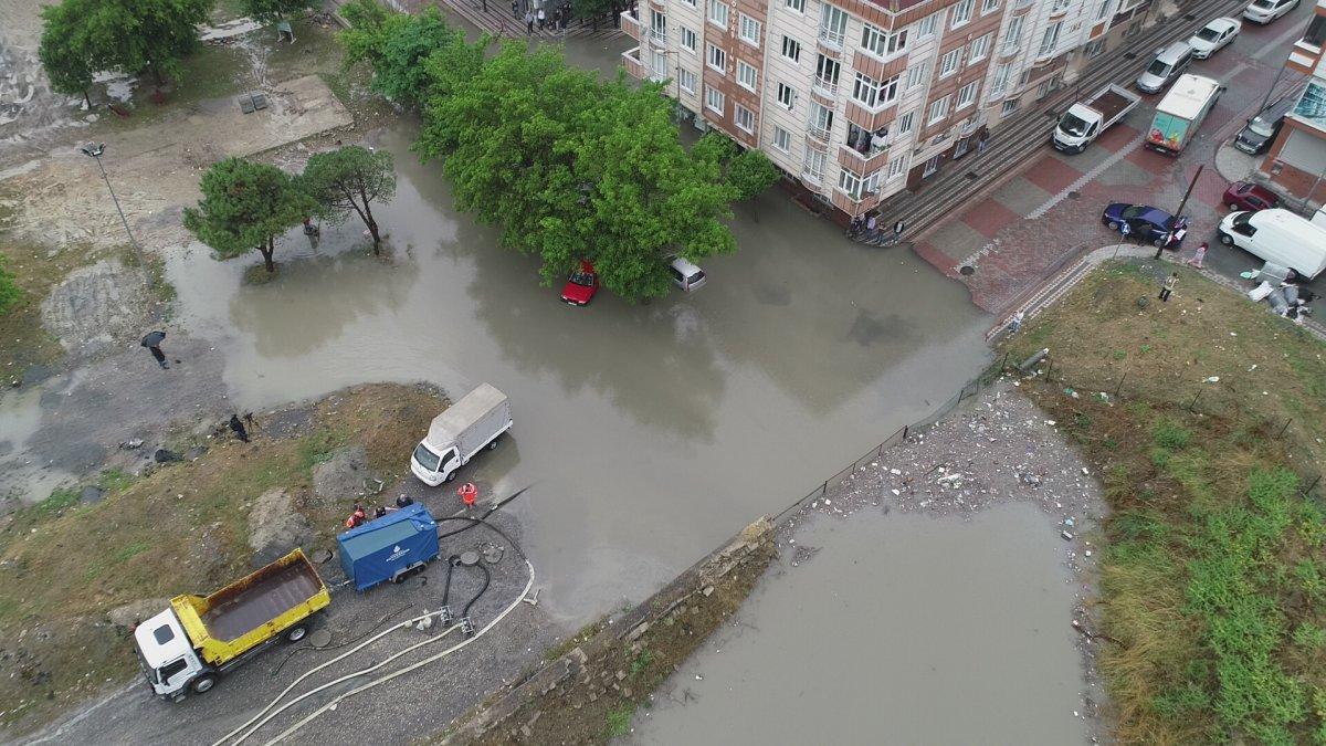 İstanbul'da sağanak yağış etkili oluyor: Cadde ve sokaklar göle döndü
