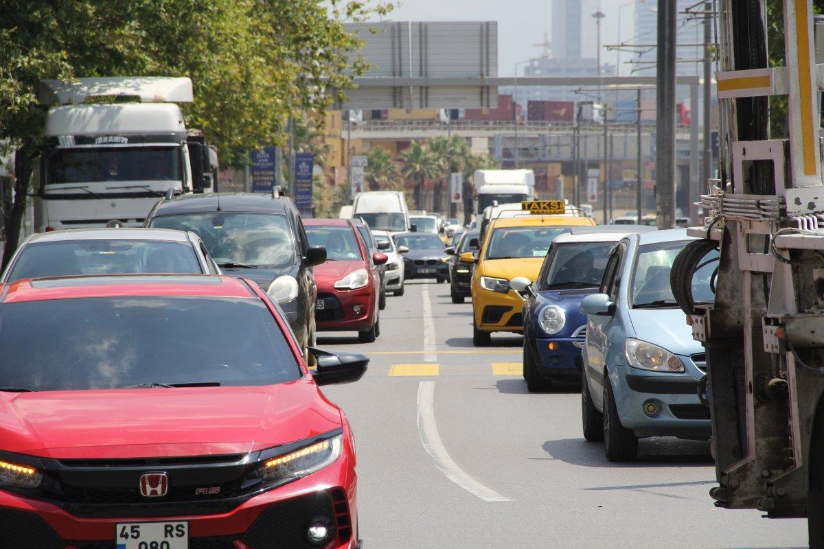 İzmir'in trafik sorununa Tunç Soyer, 'Araba sayısı azaltma' teklifi sundu