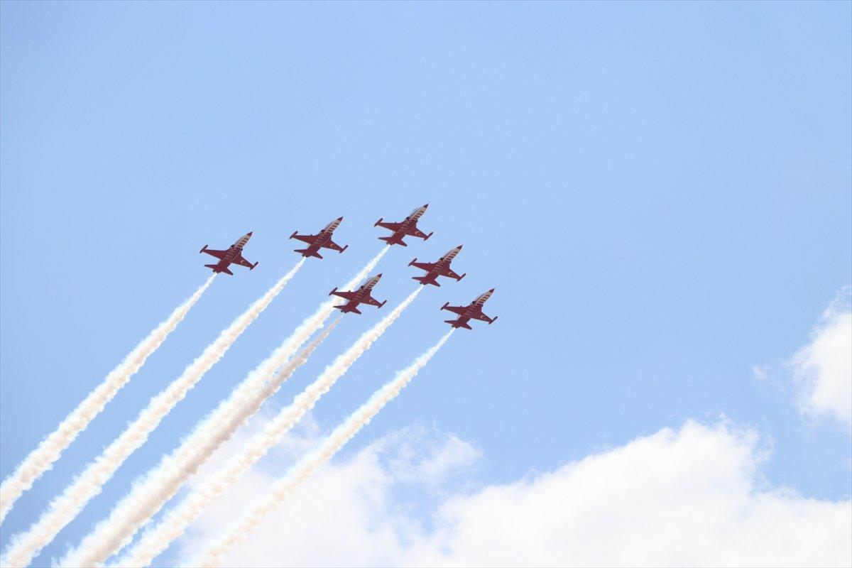 Türk Yıldızları'ndan Niğde semalarında selamlama uçuşu