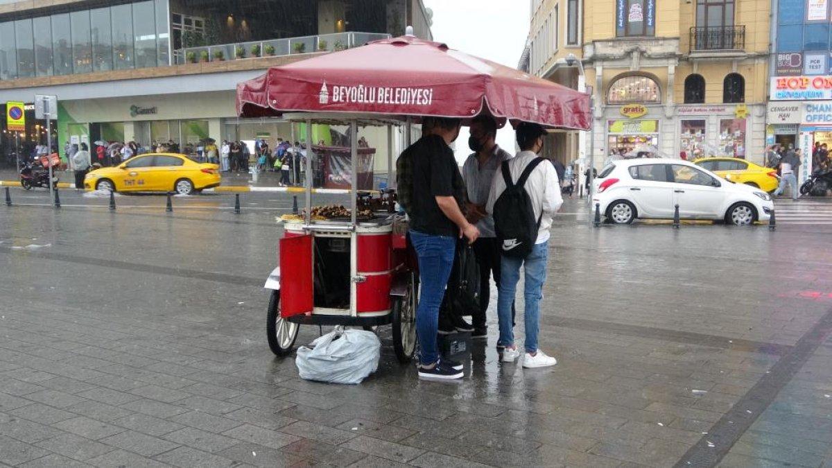 İstanbul'da sağanak yağış etkili oluyor: Cadde ve sokaklar göle döndü