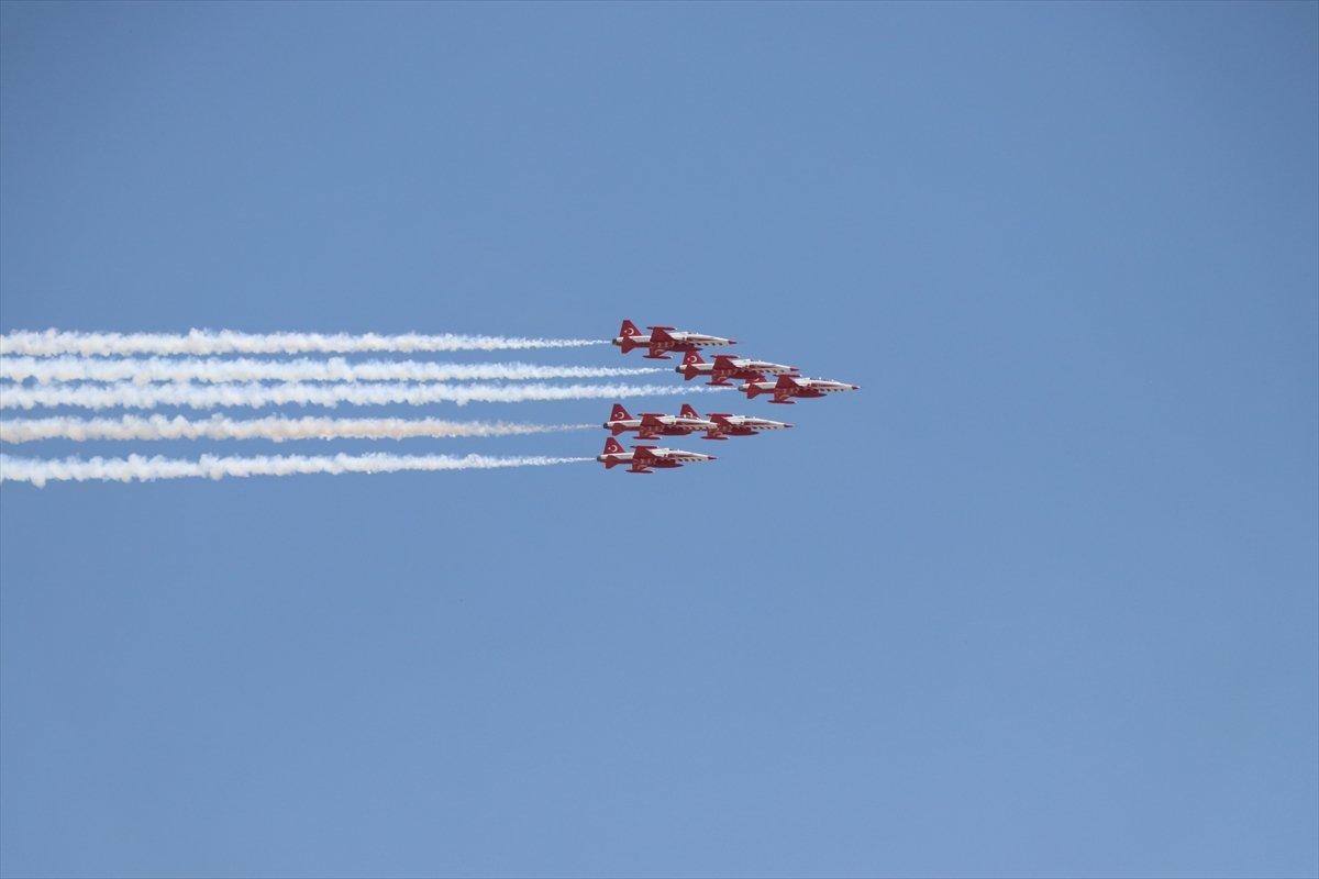 Türk Yıldızları'ndan Niğde semalarında selamlama uçuşu