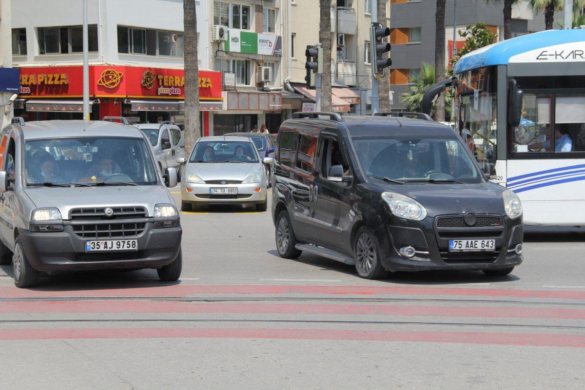İzmir'in trafik sorununa Tunç Soyer, 'Araba sayısı azaltma' teklifi sundu