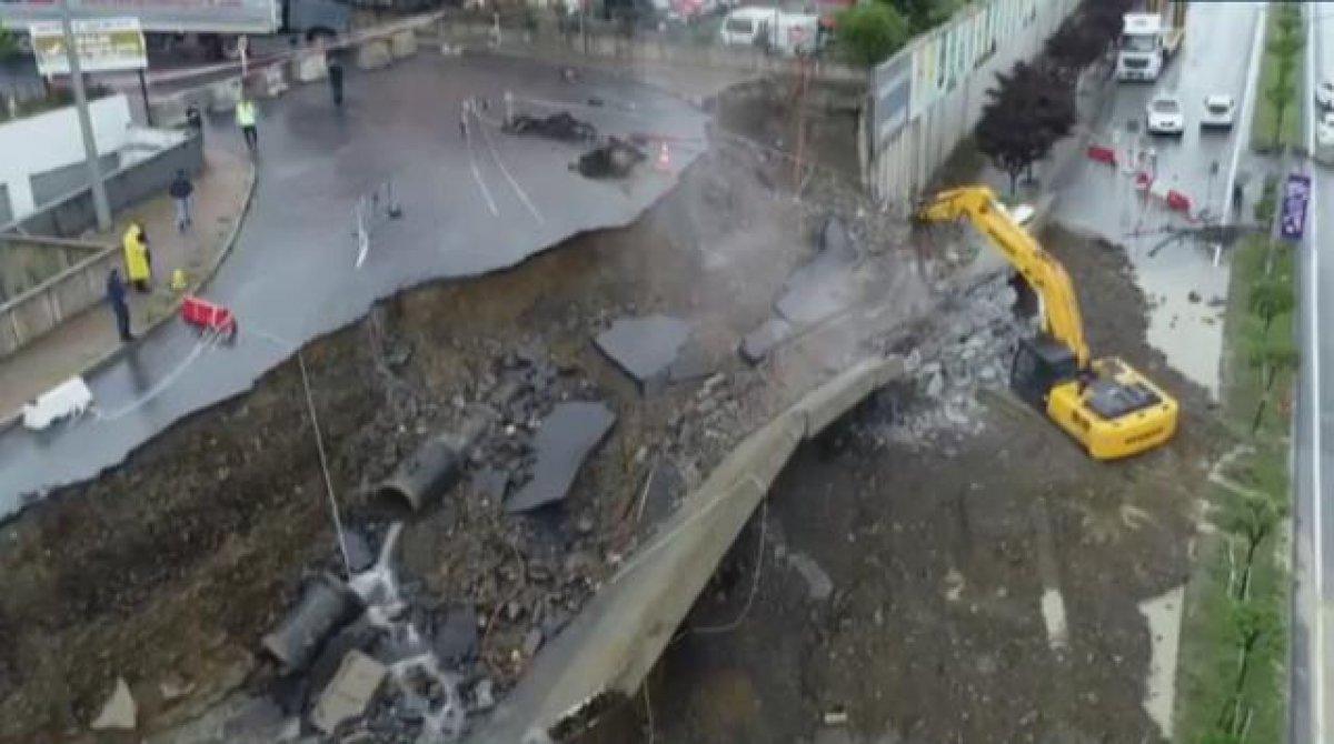 İstanbul'da sağanak yağış etkili oluyor: Cadde ve sokaklar göle döndü