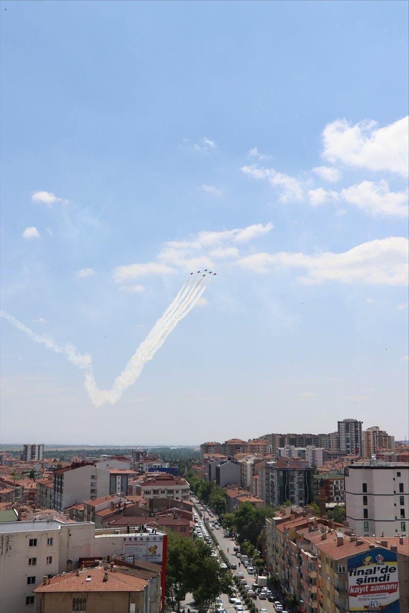 Türk Yıldızları'ndan Niğde semalarında selamlama uçuşu