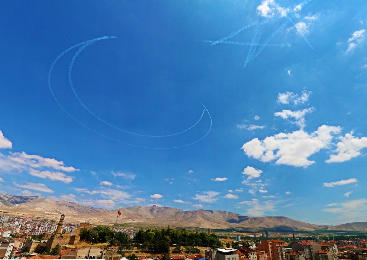 Türk Yıldızları'ndan Niğde semalarında selamlama uçuşu