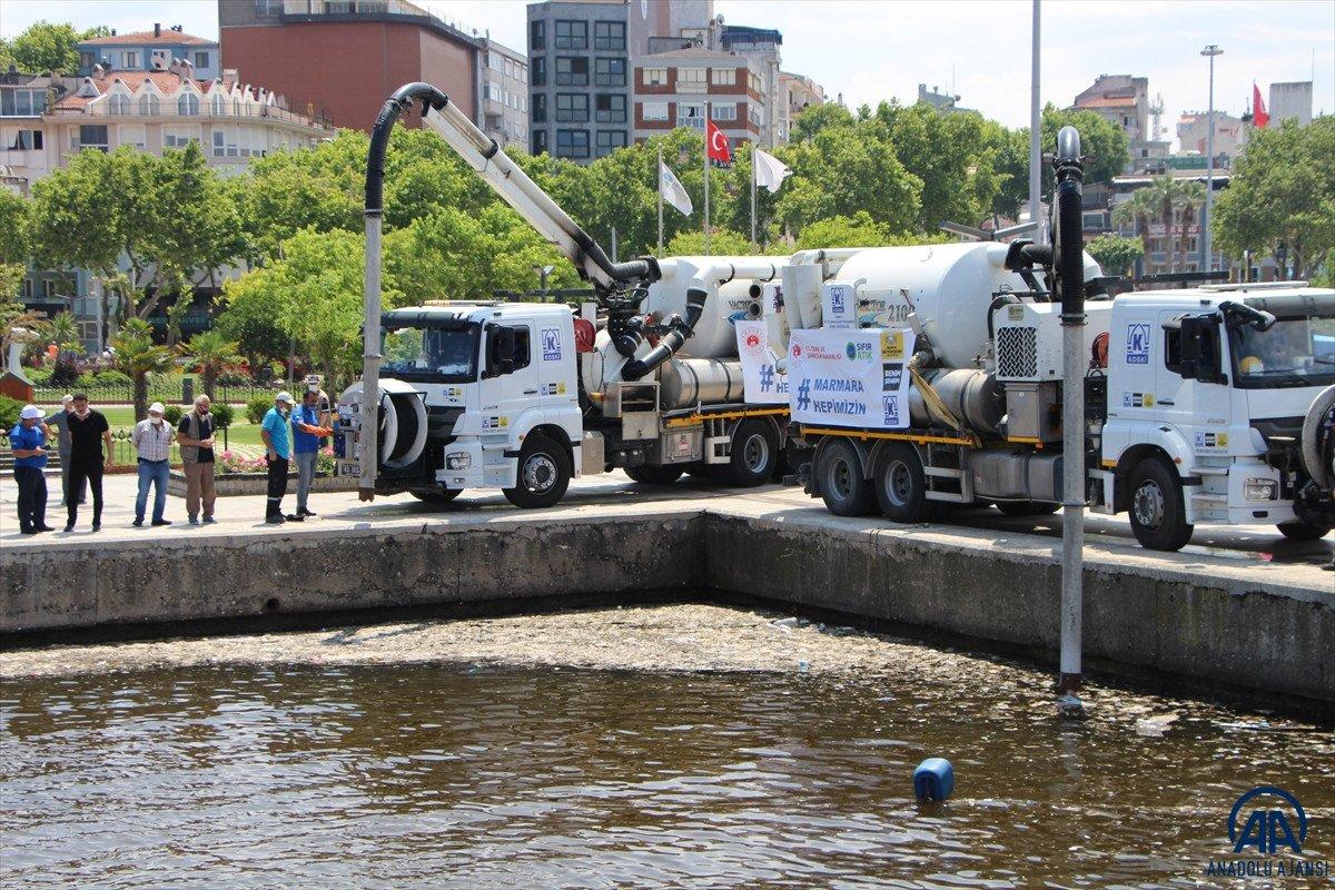 Balıkesir'de müsilaj temizleme çalışmaları devam ediyor