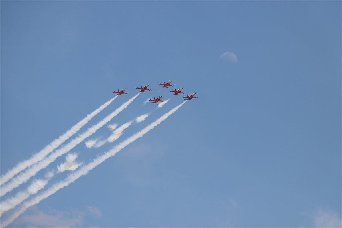 Türk Yıldızları'ndan Niğde semalarında selamlama uçuşu