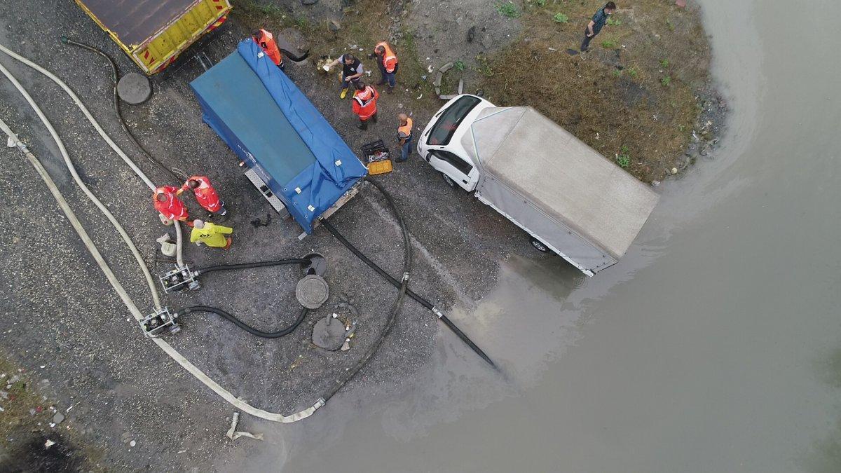İstanbul'da sağanak yağış etkili oluyor: Cadde ve sokaklar göle döndü