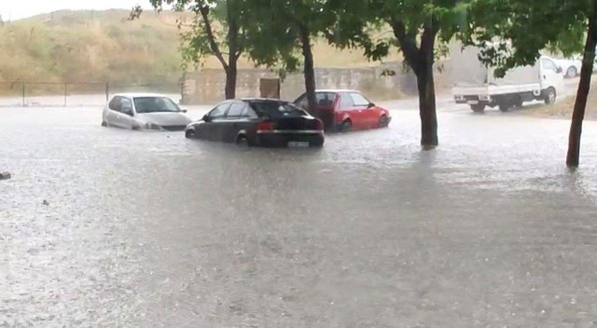 İstanbul'da sağanak yağış etkili oluyor: Cadde ve sokaklar göle döndü