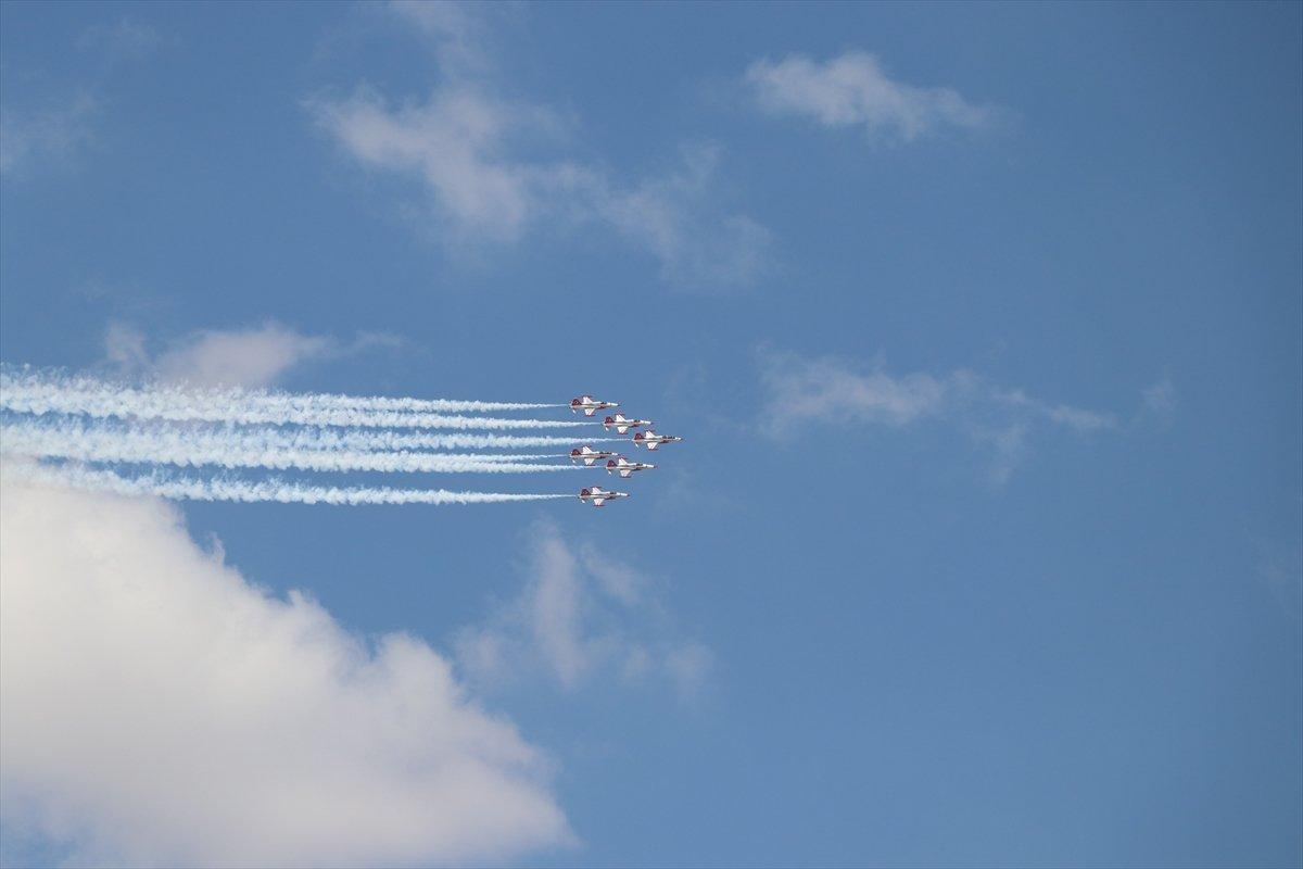Türk Yıldızları'ndan Niğde semalarında selamlama uçuşu