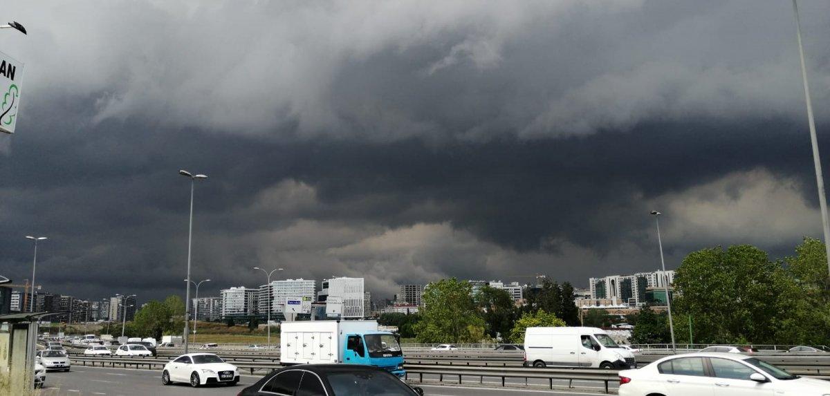 İstanbul'da sağanak yağış etkili oluyor: Cadde ve sokaklar göle döndü