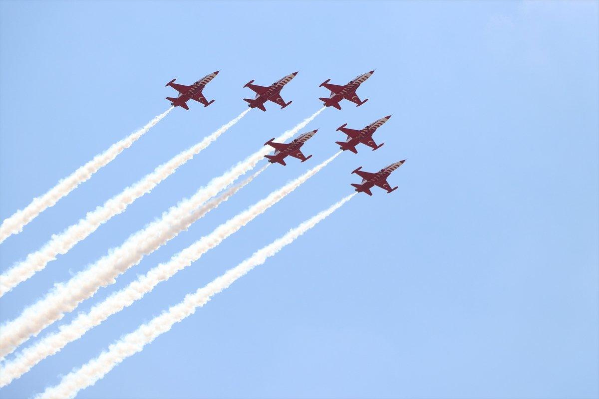 Türk Yıldızları'ndan Niğde semalarında selamlama uçuşu