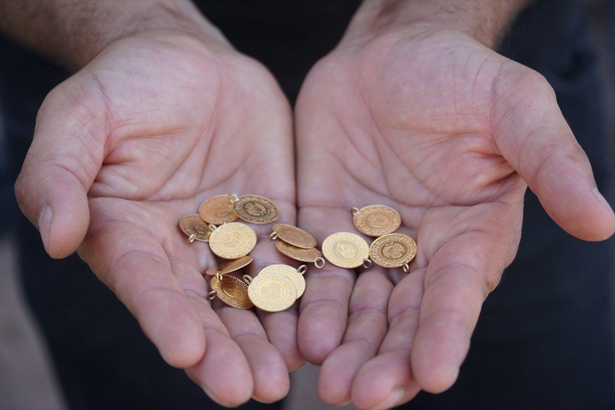 Çorum'da yıkamacıya verilen halıdan 13 çeyrek altın çıktı