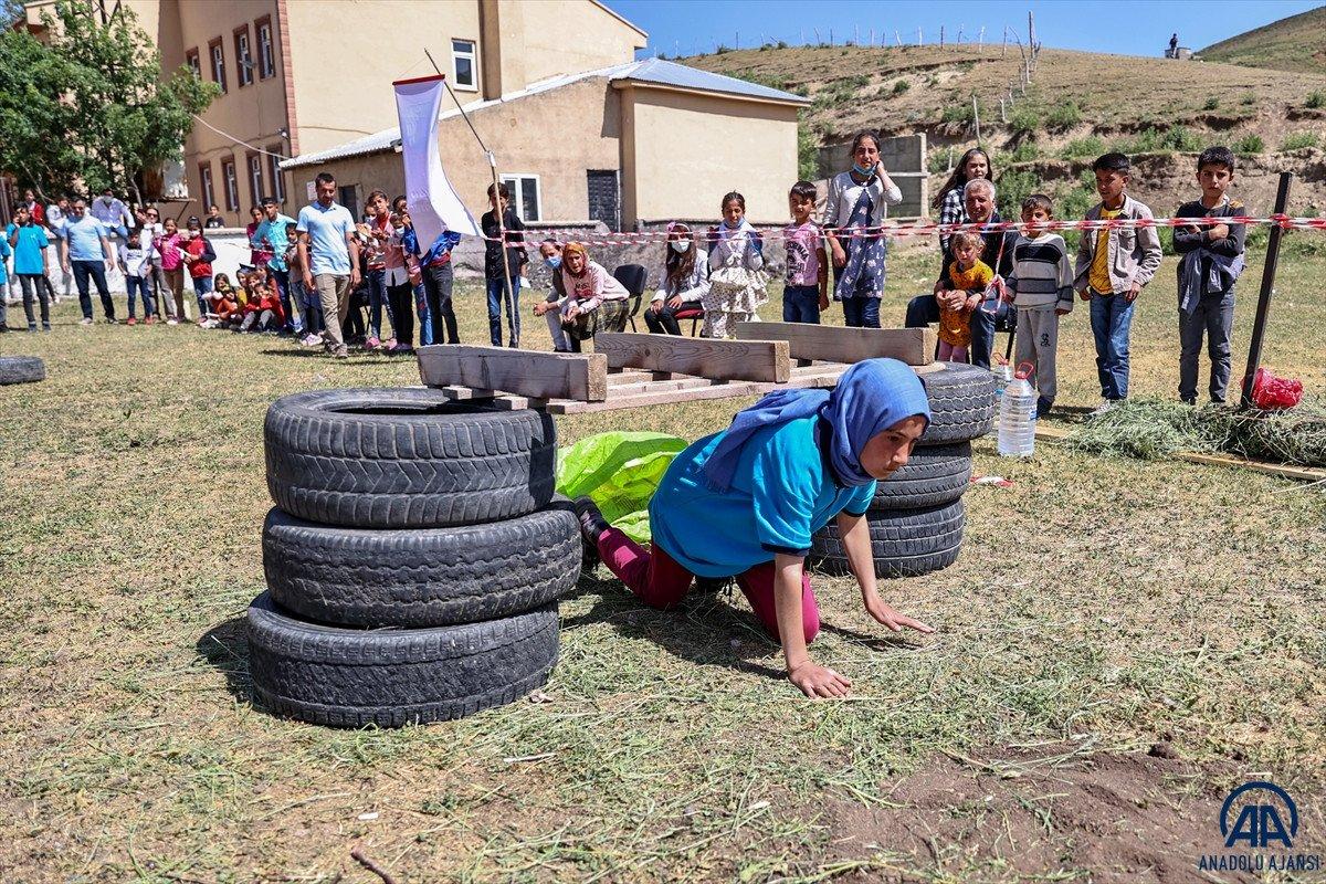 Van'da öğrenciler mezuniyet kutlamasını Survivor parkurunda yarışarak yaptı