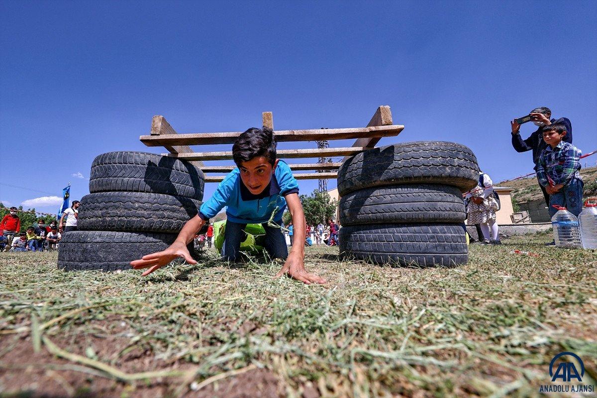 Van'da öğrenciler mezuniyet kutlamasını Survivor parkurunda yarışarak yaptı
