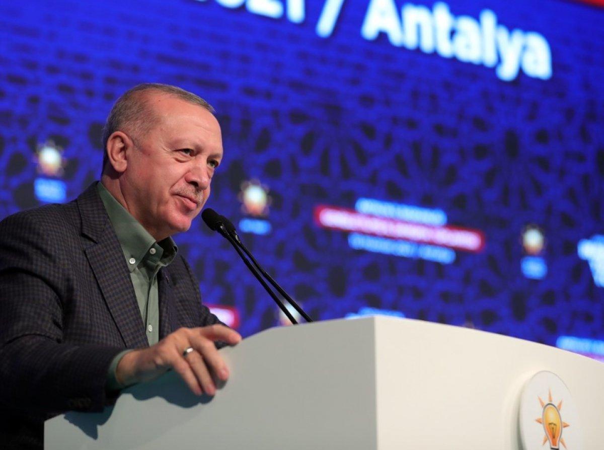 Cumhurbaşkanı Erdoğan Antalya'da partililerle birlikte şarkı söyledi