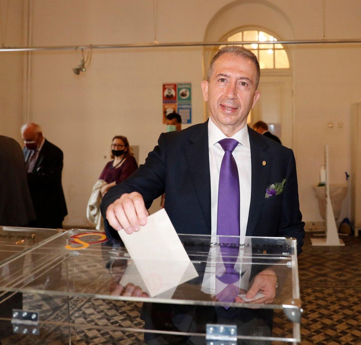 Galatasaray'da seçim kuyruğu İstiklal Caddesi'ne taştı
