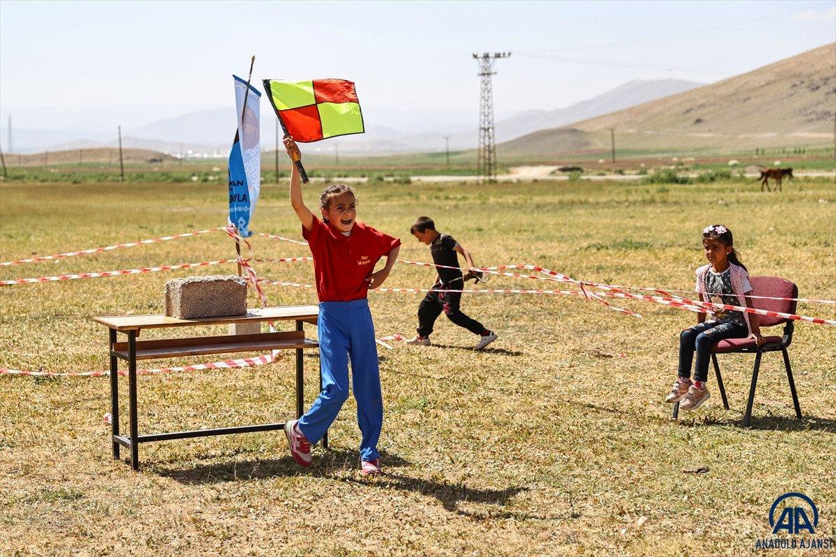 Van'da öğrenciler mezuniyet kutlamasını Survivor parkurunda yarışarak yaptı