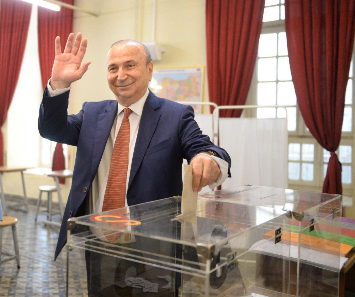 Galatasaray'da seçim kuyruğu İstiklal Caddesi'ne taştı