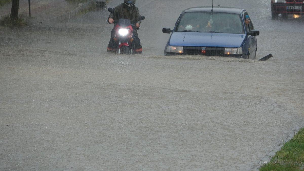 Tekirdağ'da caddeler suyla doldu, araçlar mahsur kaldı