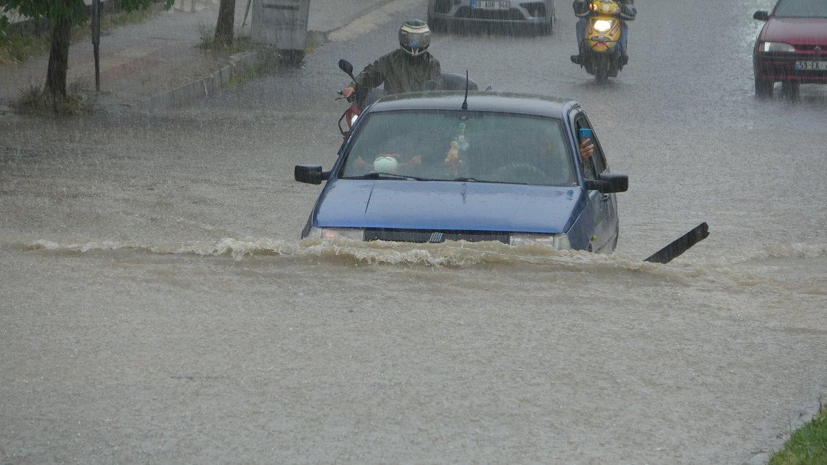 Tekirdağ'da caddeler suyla doldu, araçlar mahsur kaldı